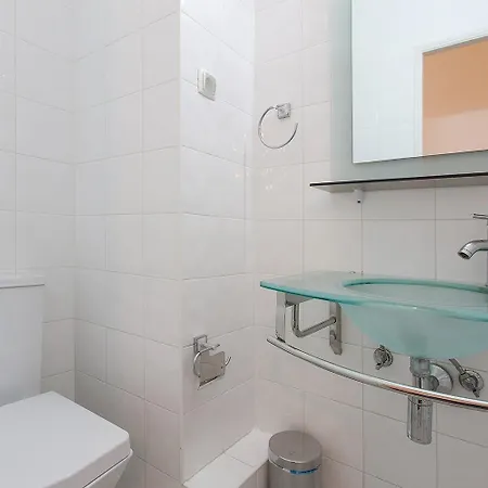 Spacious 3-bedroom 3 Double Bed 1 Sofa Bed 2 Bathroom With Open Terrace In