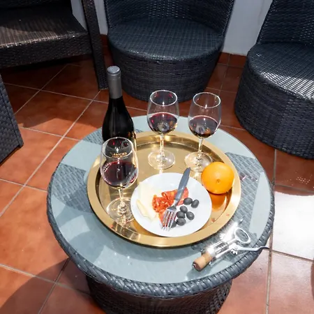 Spacious 3-bedroom 3 Double Bed 1 Sofa Bed 2 Bathroom With Open Terrace In דירה *