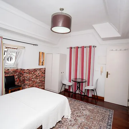 Spacious 3-bedroom 3 Double Bed 1 Sofa Bed 2 Bathroom With Open Terrace In ליסבון