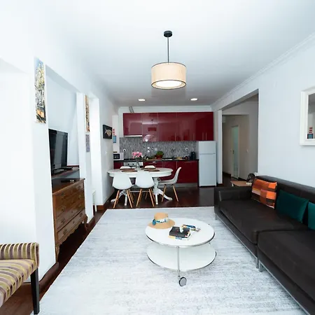 Spacious 3-bedroom 3 Double Bed 1 Sofa Bed 2 Bathroom With Open Terrace In דירה ליסבון
