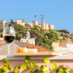 Spacious 3-Bedroom Apartment With Open Terrace In Central Lisbon *